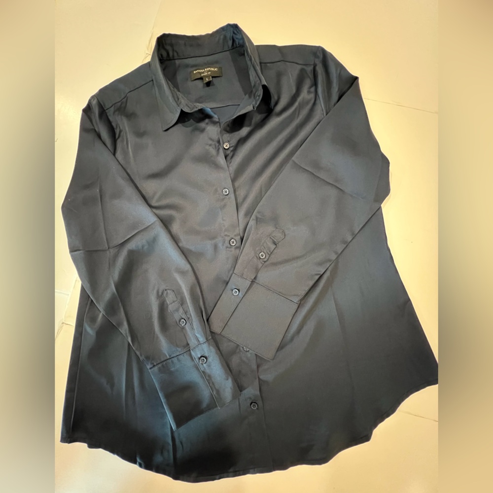 NWOT Women’s Banana Republic classic fit button down shirt.